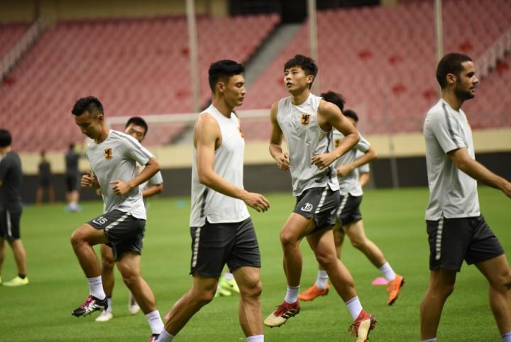 客场作战扭转局面,逆转领跑取胜 客场作战扭转局面,逆转领跑取胜