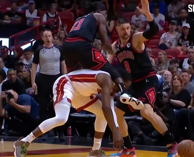 开云体育官网-重量级对决即将开启，预示一场硬仗