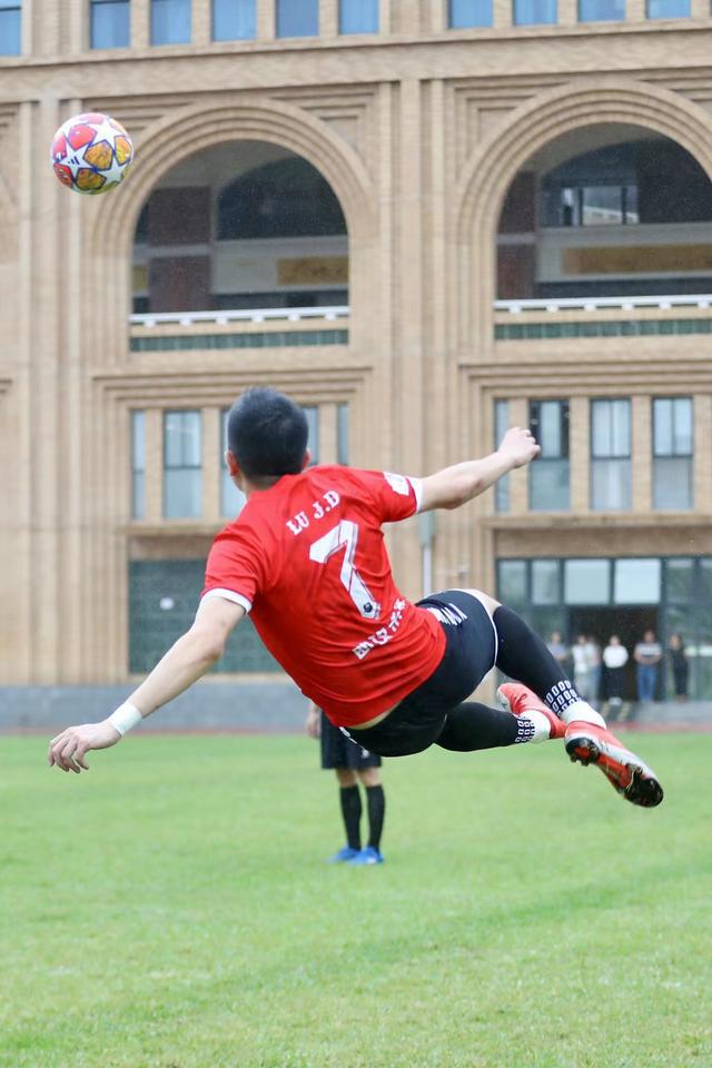 开云下载-关于足球赛场热闹非凡,名将蓄势待发的信息