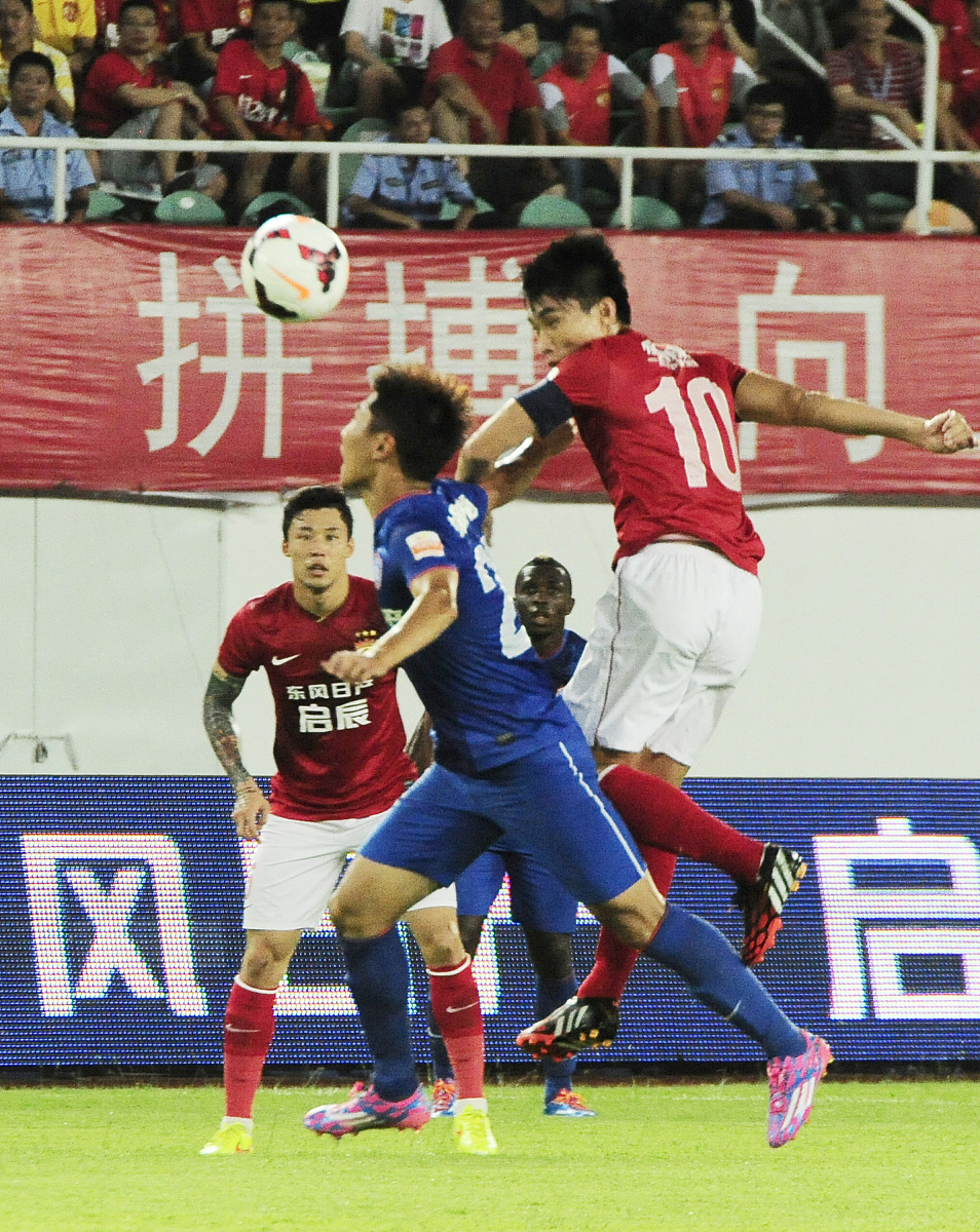 球队发挥出色,凭借团队努力赢得比赛 球队发挥出色,凭借团队努力赢得比赛