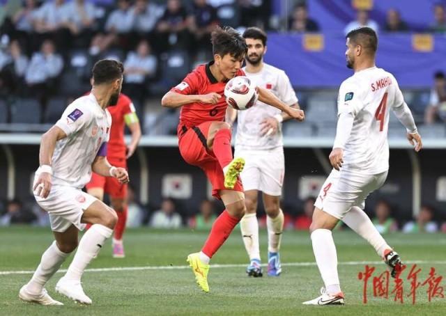 一支实力强劲的球队在比赛中轻松获胜