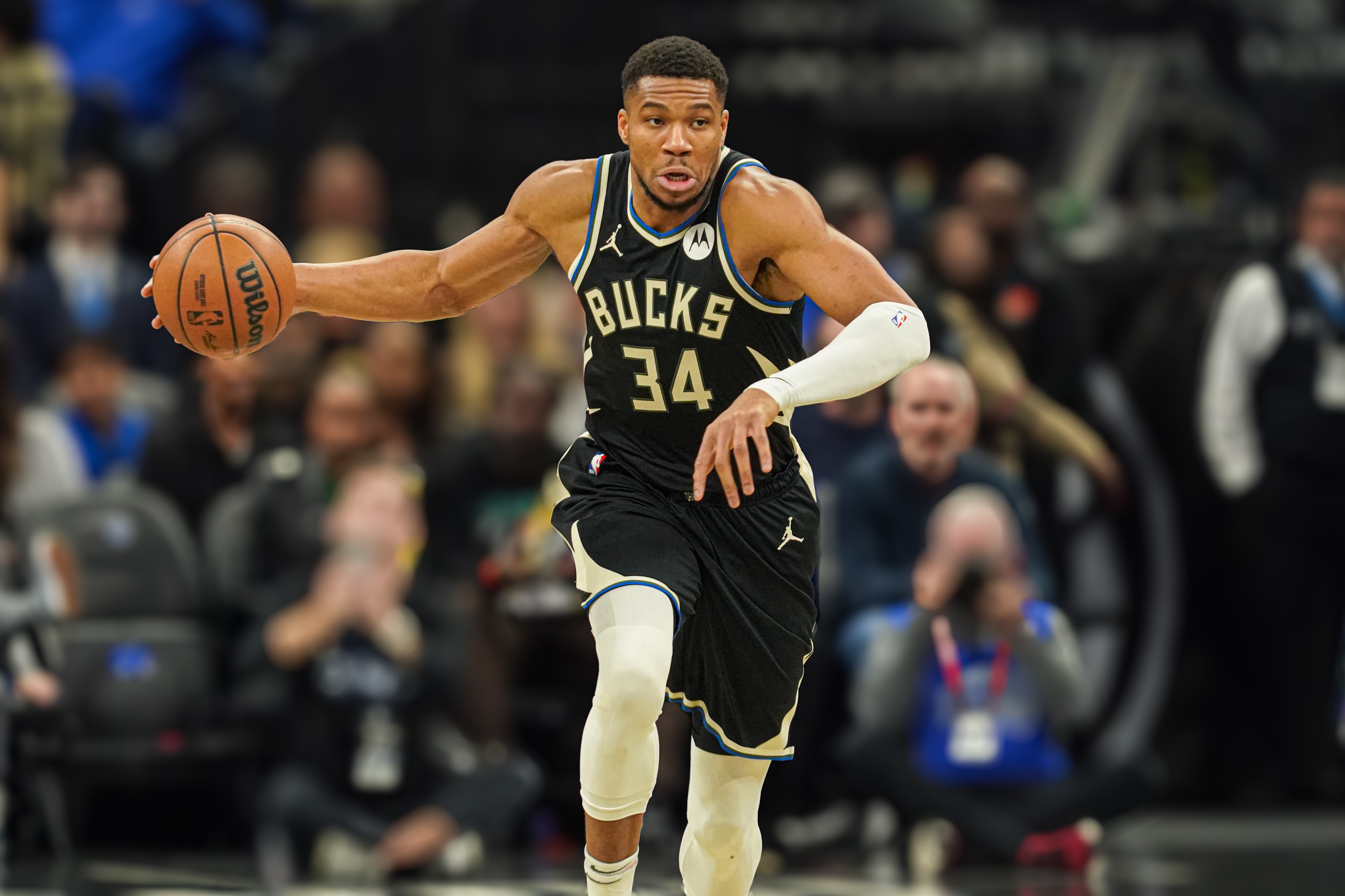 雄鹿主场击败爵士，继续领先东部