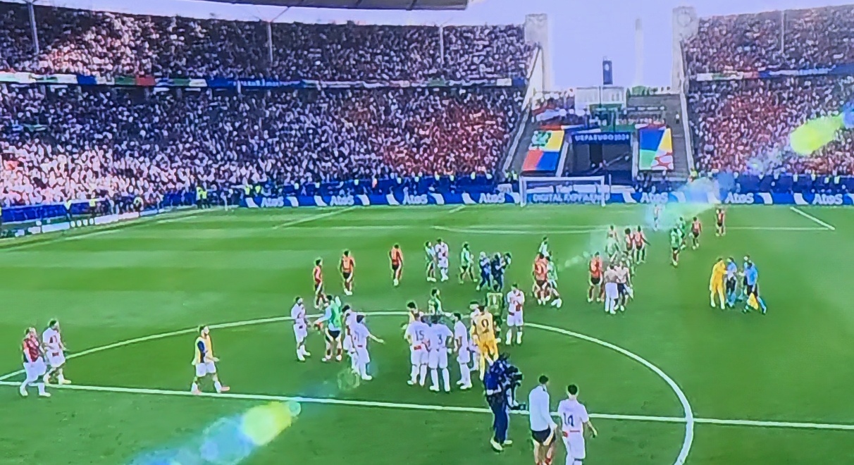 欧洲杯预选赛胜负悬念,球迷陷入紧张气氛 欧洲杯预选赛胜负悬念,球迷陷入紧张气氛