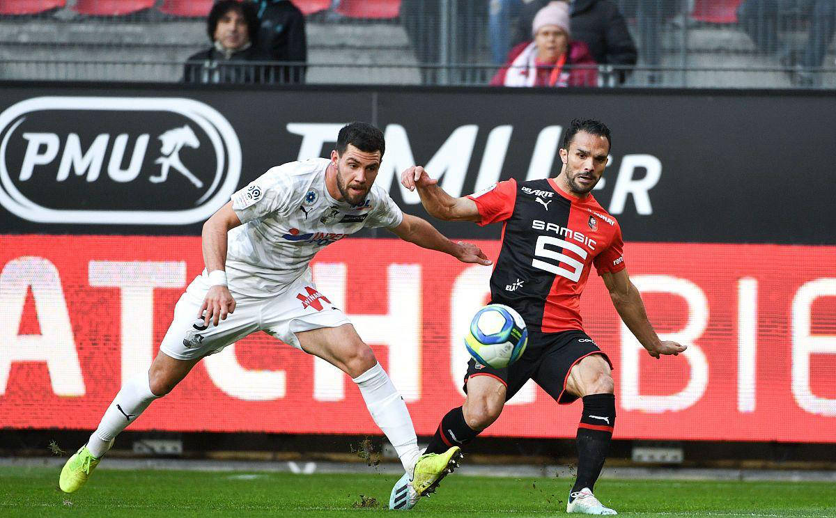 甘冈球员因伤错过多场比赛，球队状态受到影响