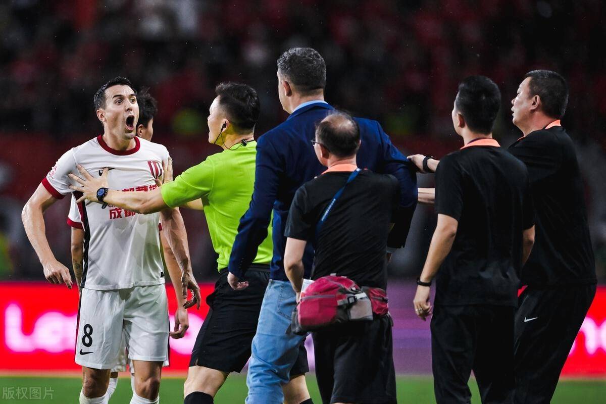 开云体育在线-欧洲巨星现身中国，探访中超俱乐部