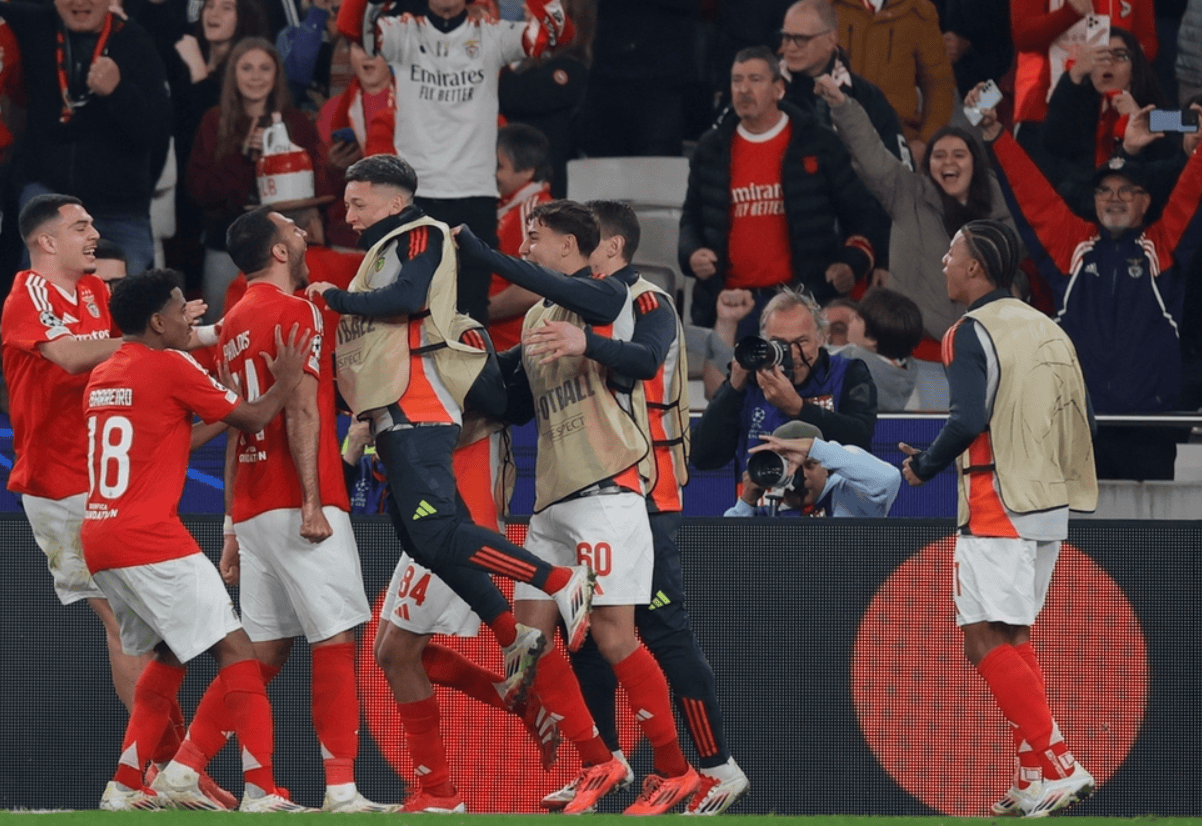 关于欧冠半决赛对决引发球迷疯狂现场球员表现出色的信息