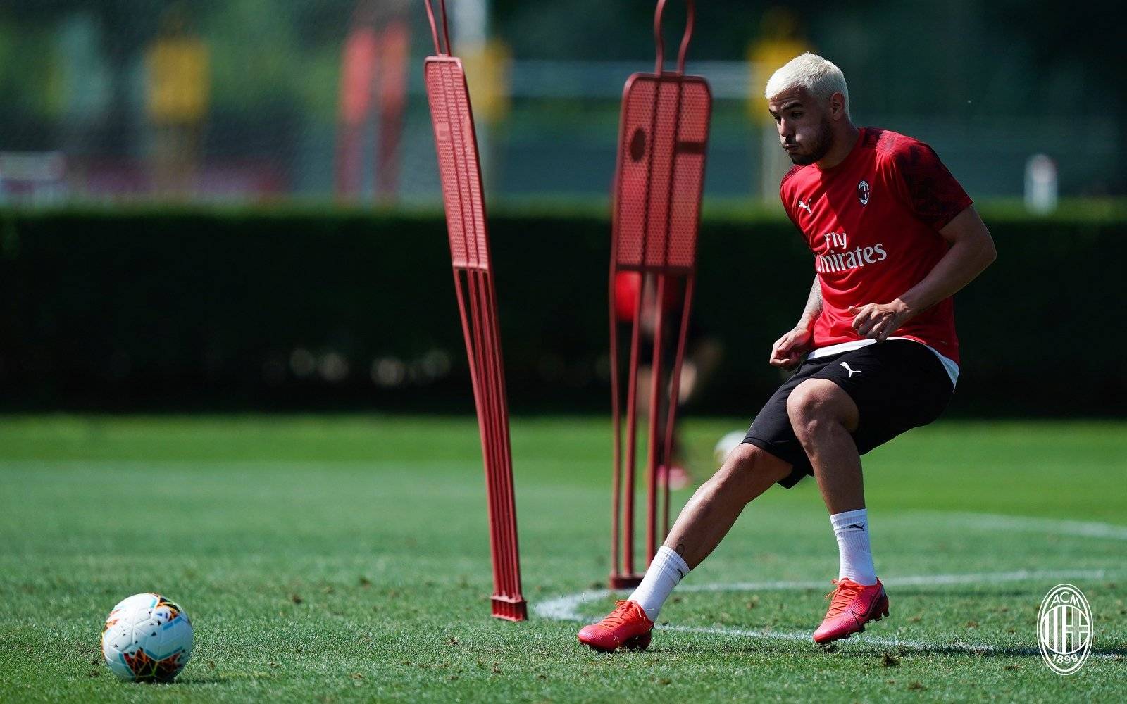 关于AC米兰球员集训期间严格追求的信息