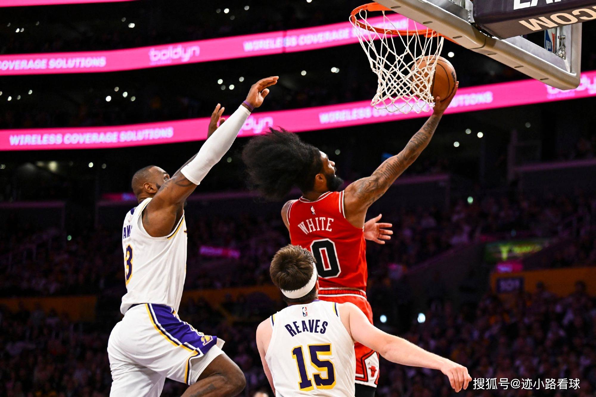 开云体育-湖人大胜公牛，保持不败势头