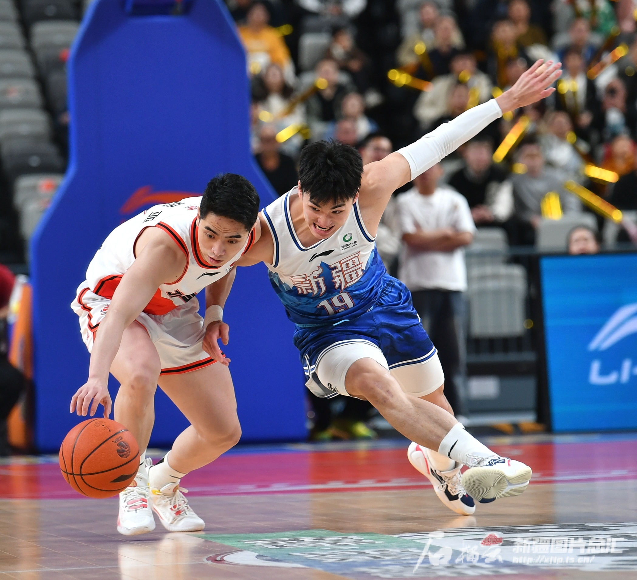 关于江苏男篮主场胜出重庆队，球队士气高昂的信息