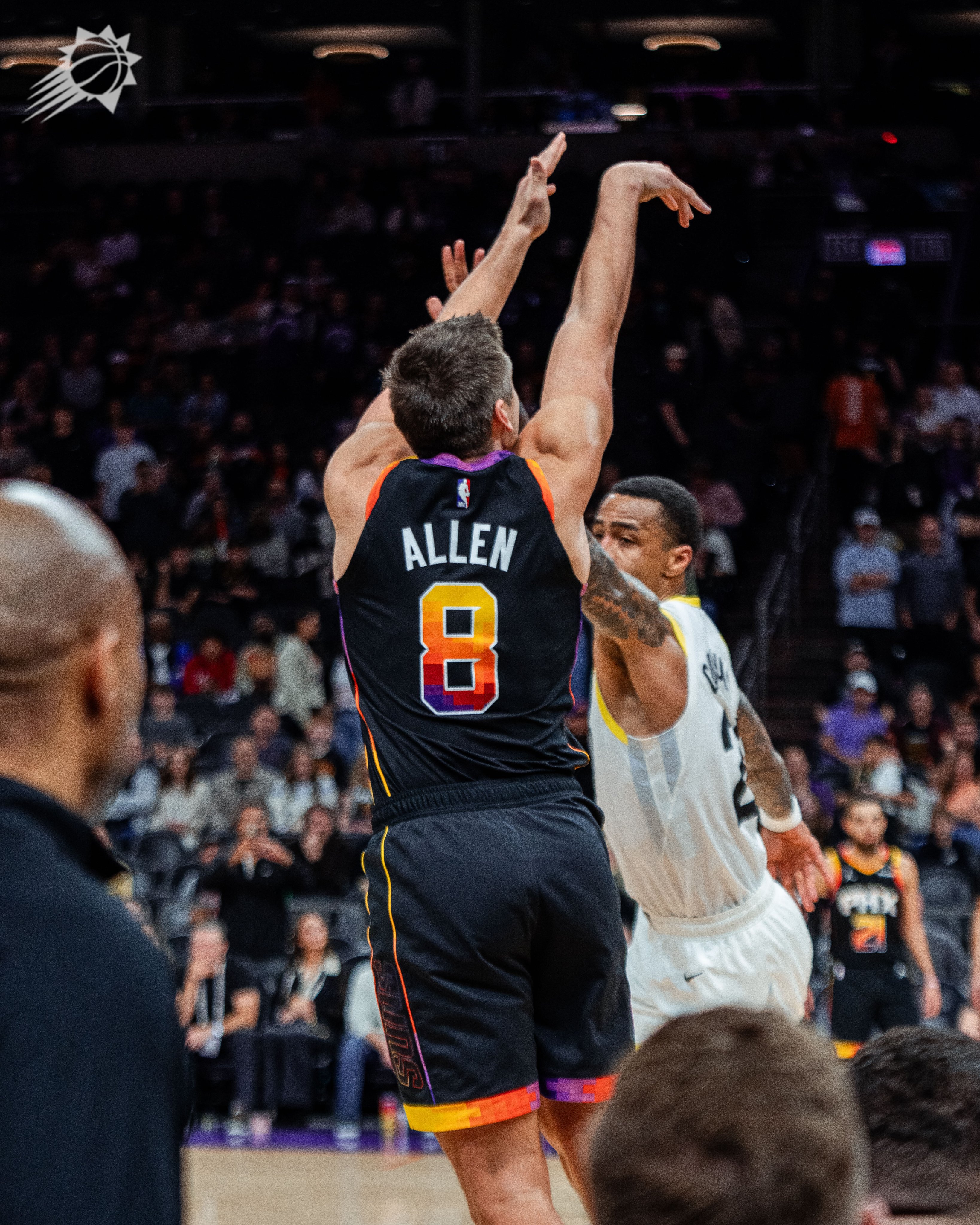 爵士队主场力克马刺,米切尔贡献关键球 爵士队主场力克马刺,米切尔贡献关键球