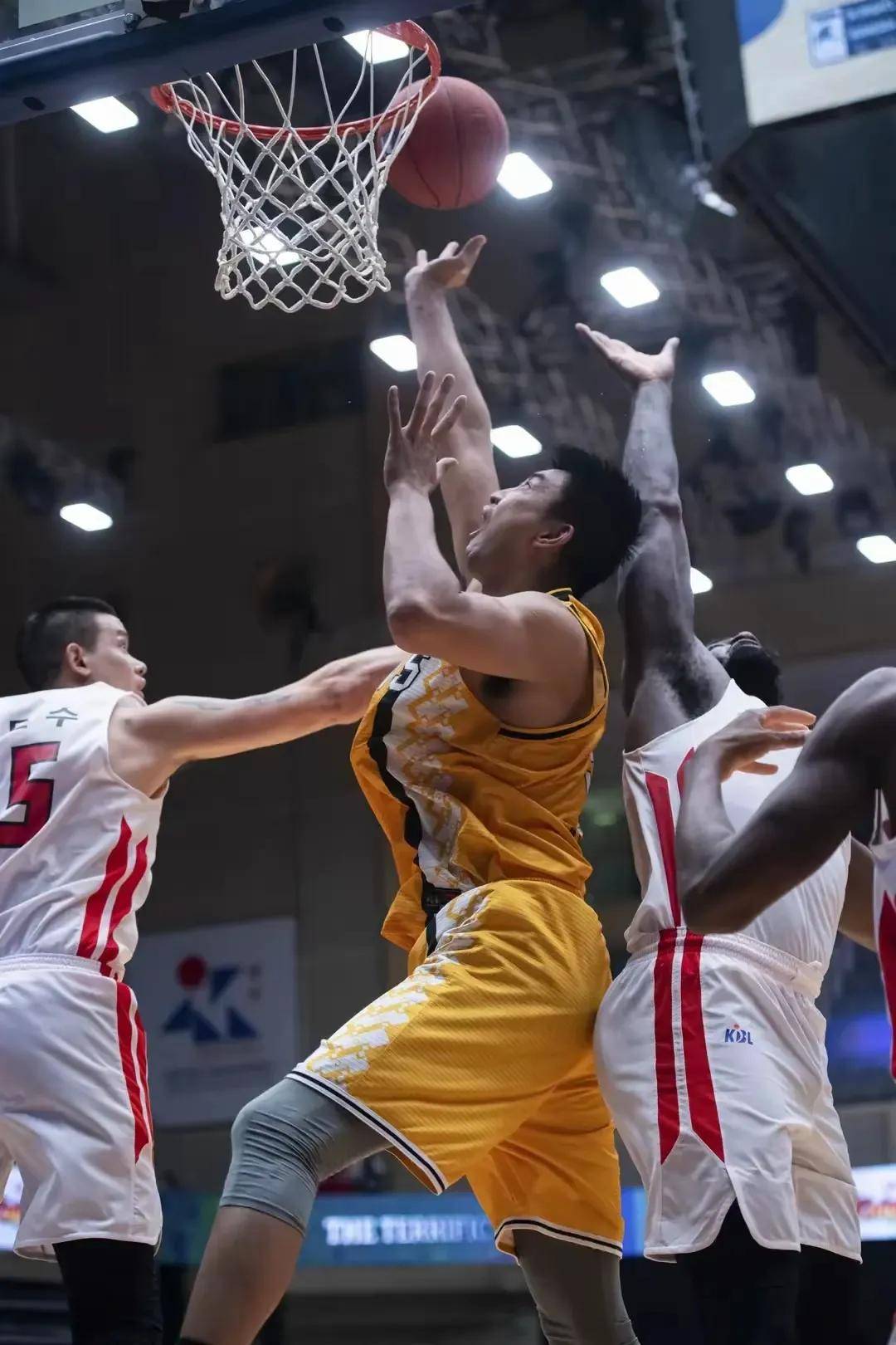 激情对决展现球员实力,全场观众欢呼雀跃 激情对决展现球员实力,全场观众欢呼雀跃