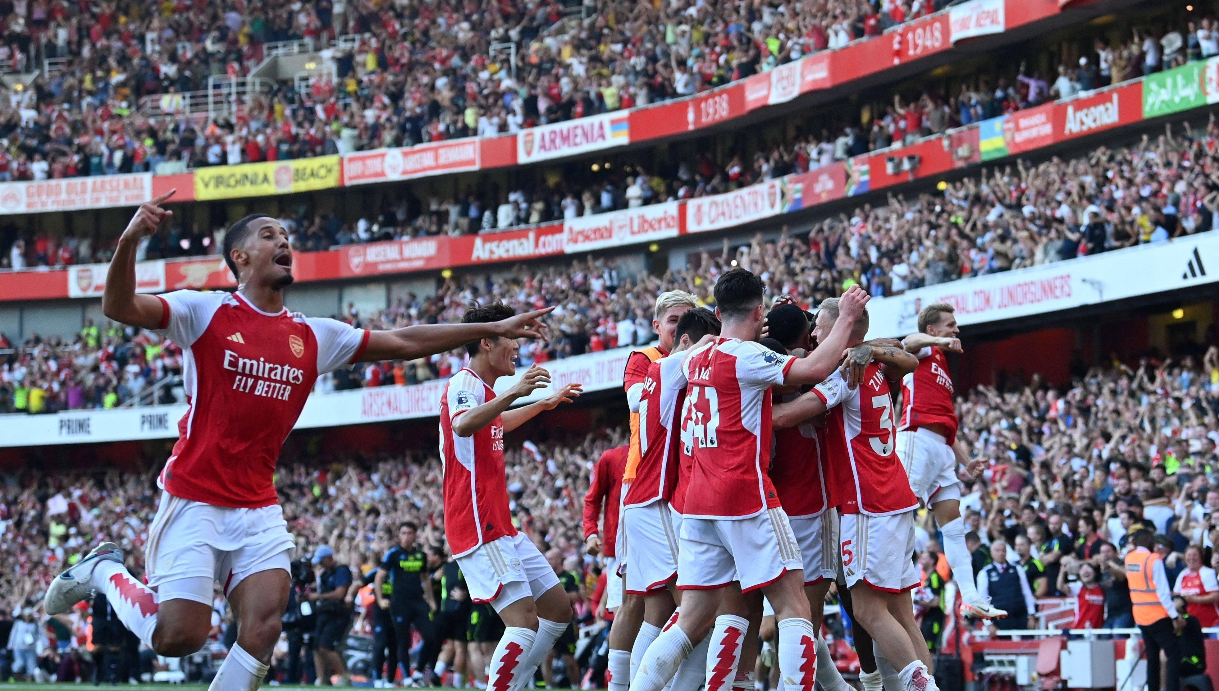 开云体育下载-沃克强硬拦截，曼城后防稳固领跑英超