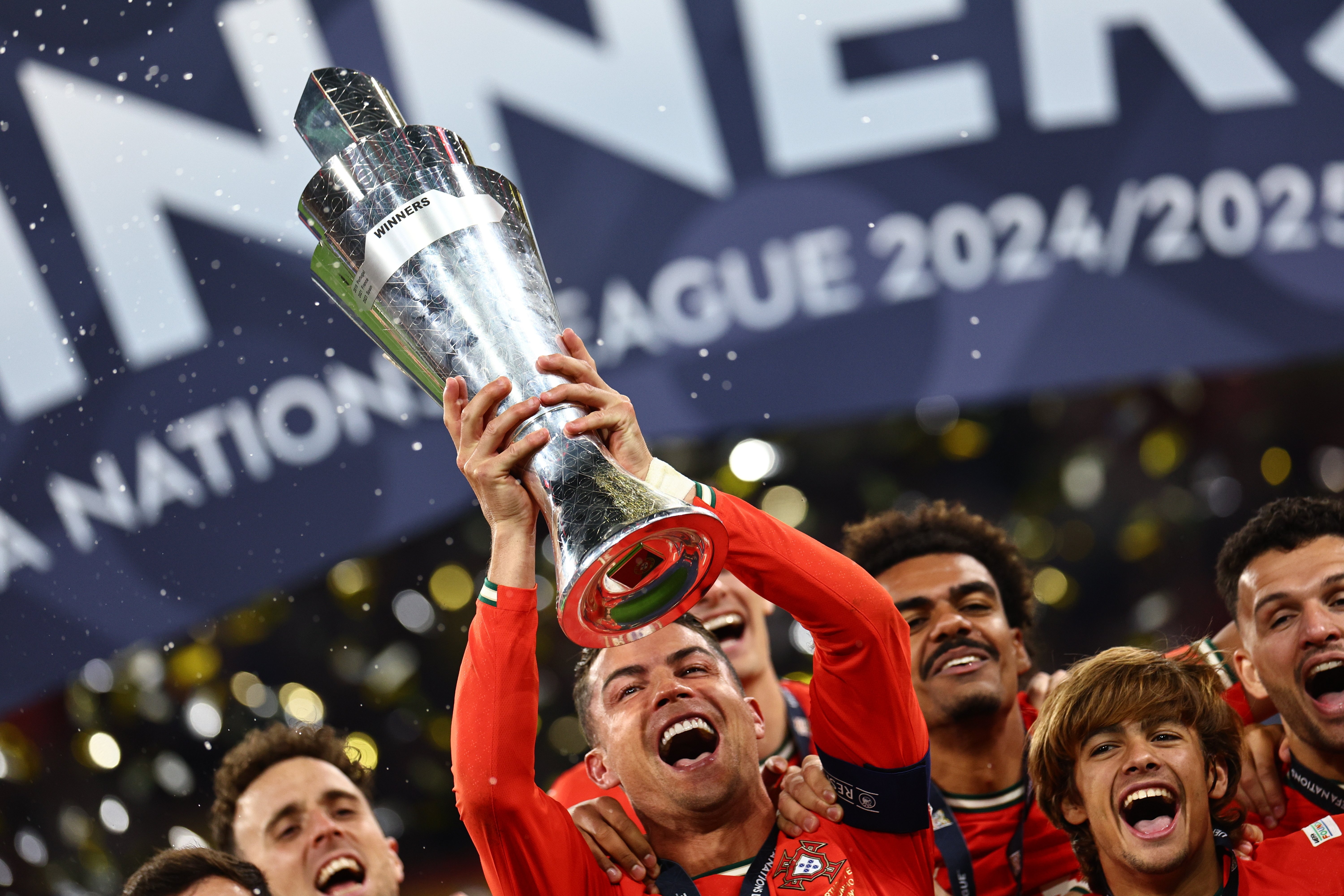 开云体育APP下载-葡萄牙压力大胜积分榜居首，球迷庆祝泪如雨下