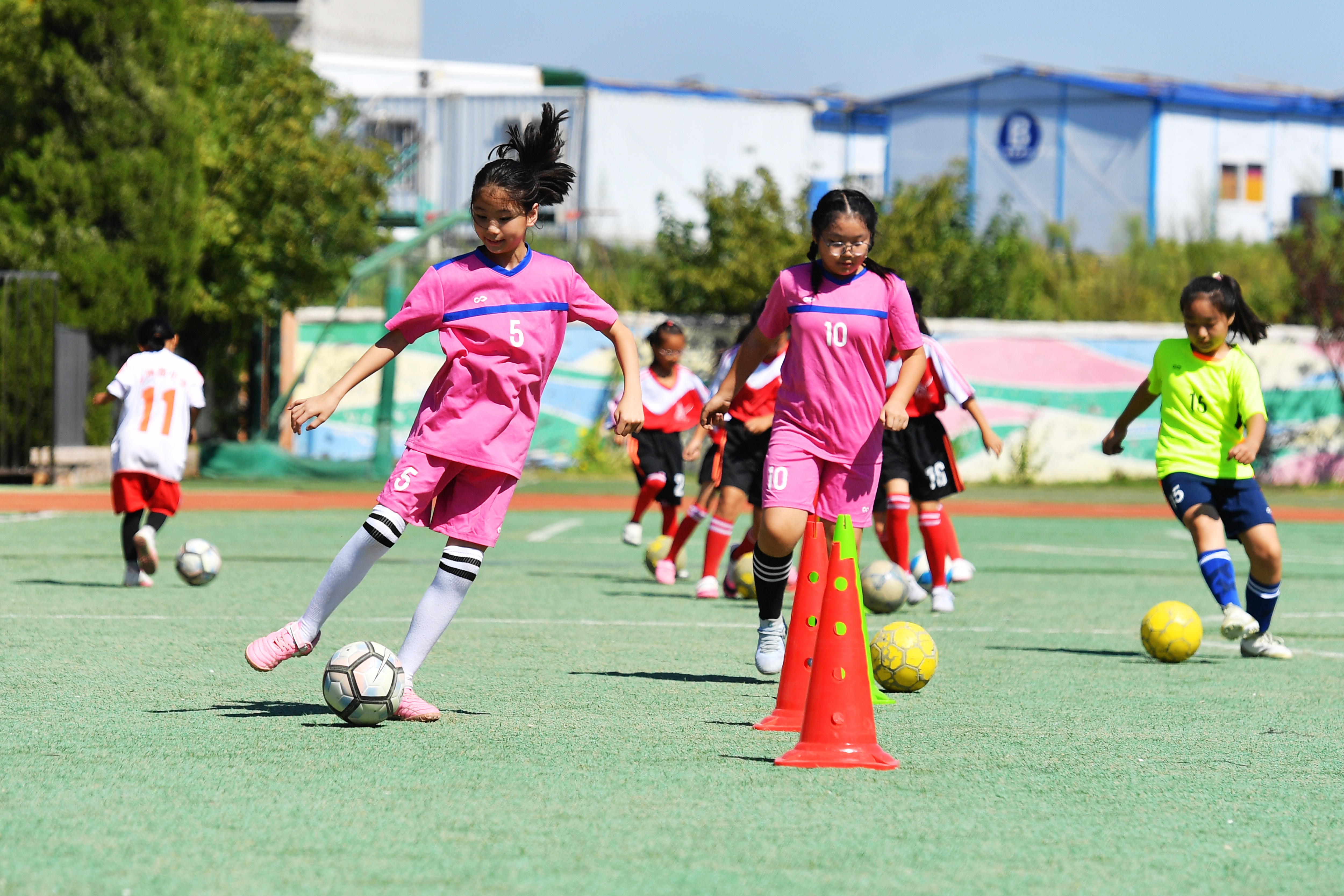 开云APP-运动员们在绿茵场上拼尽全力