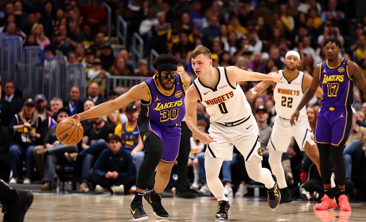 湖人主控球员发威,率队大胜对手保持全胜 湖人主控球员发威,率队大胜对手保持全胜