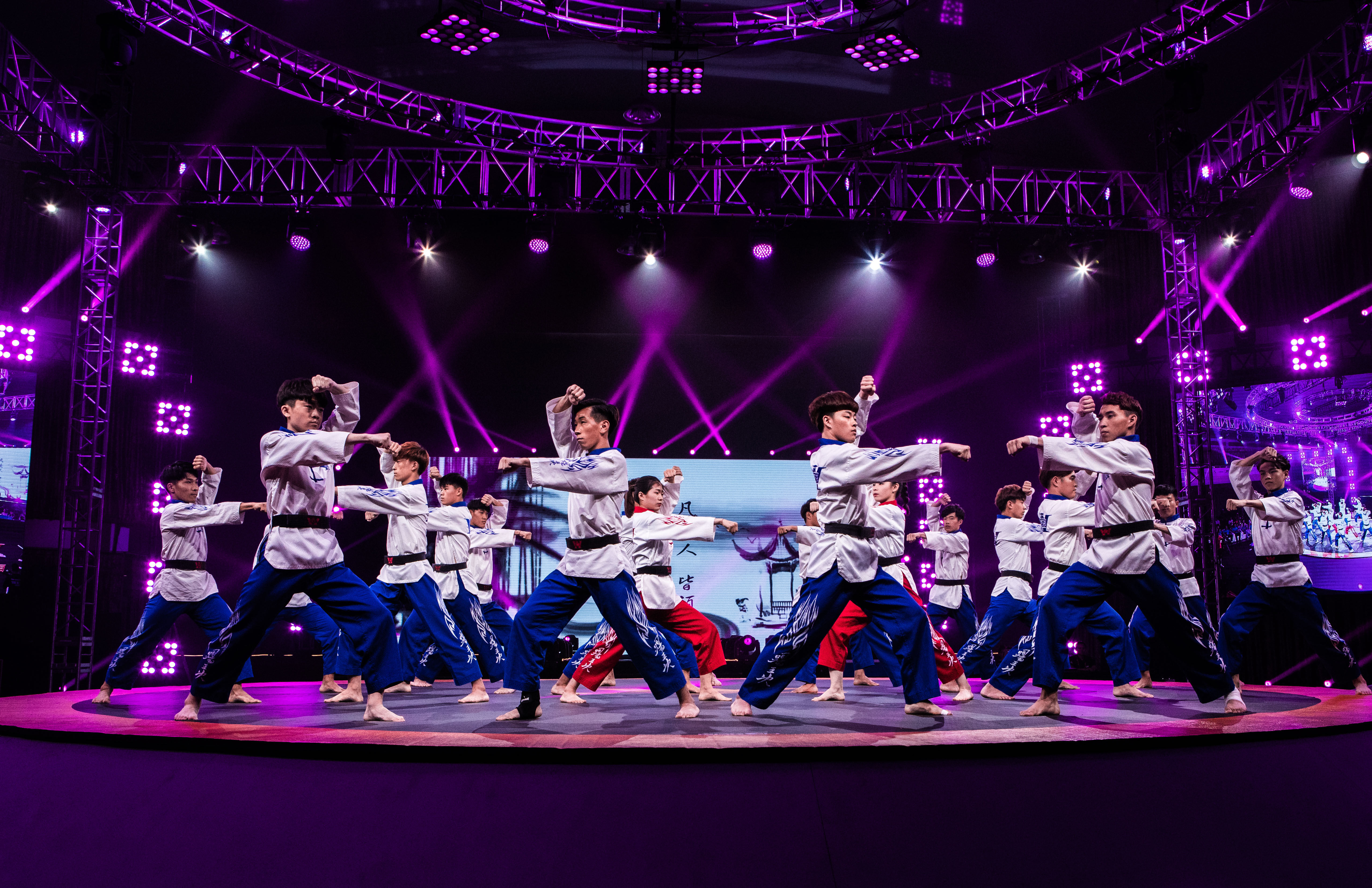 开云体育下载-冠军争夺激烈开打，球场上勇者胜利