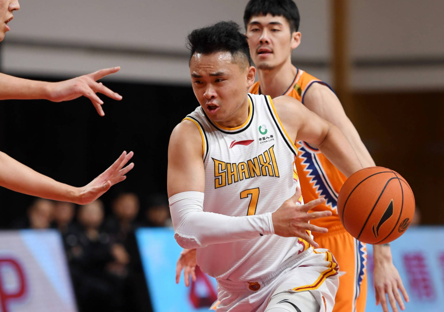 开云体育平台APP-爆发性攻防战上演，球员卧薪尝胆无所畏惧