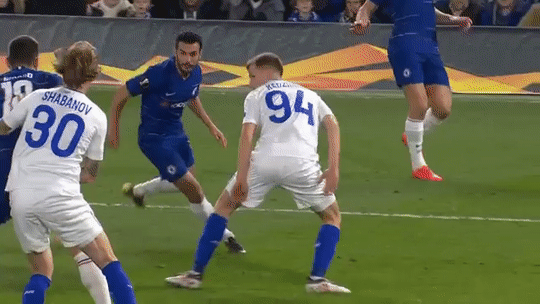 传球配合默契，使得球队攻势如潮