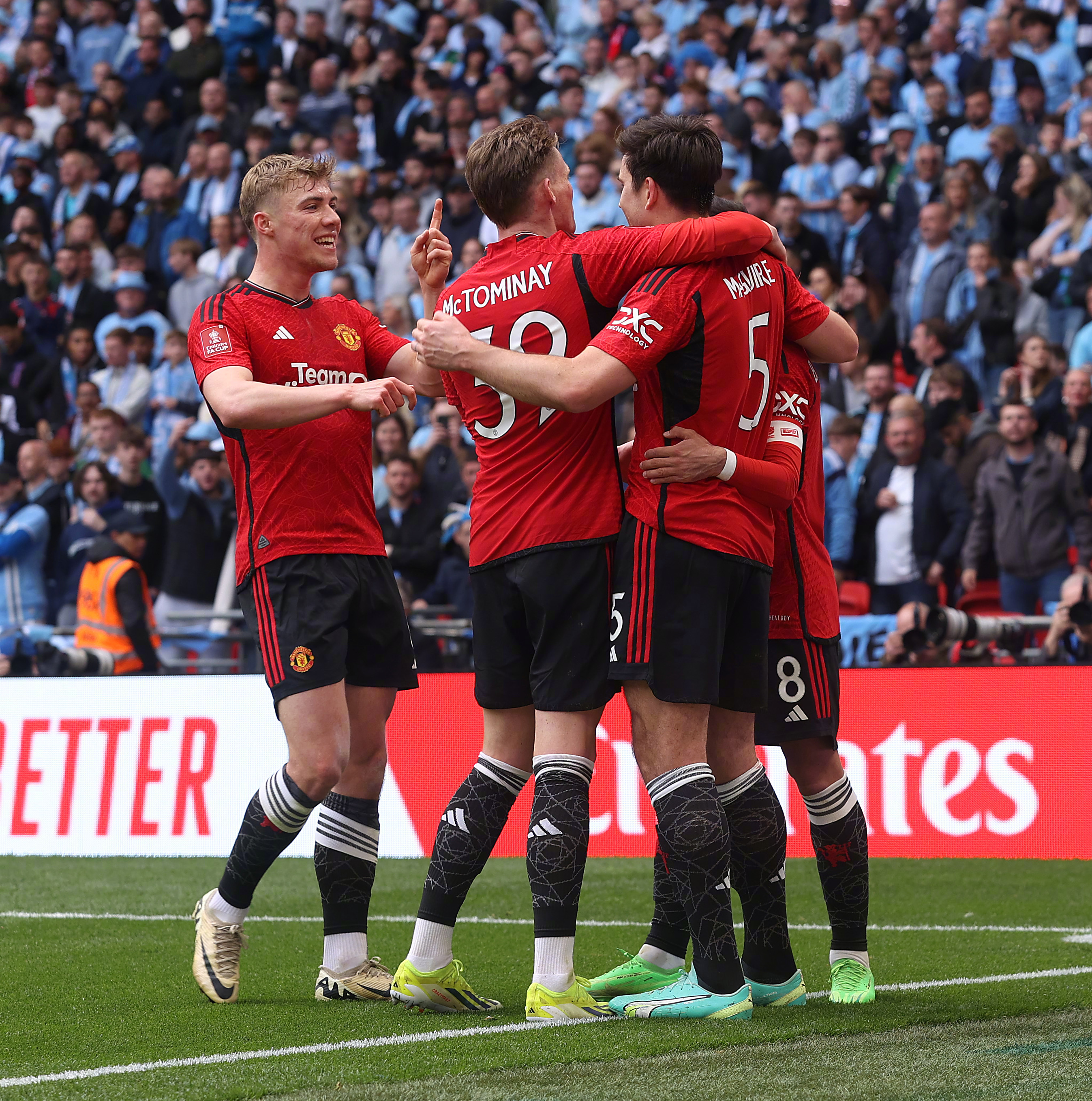 英格兰全队配合默契,携手晋级欧洲杯决赛 英格兰全队配合默契,携手晋级欧洲杯决赛