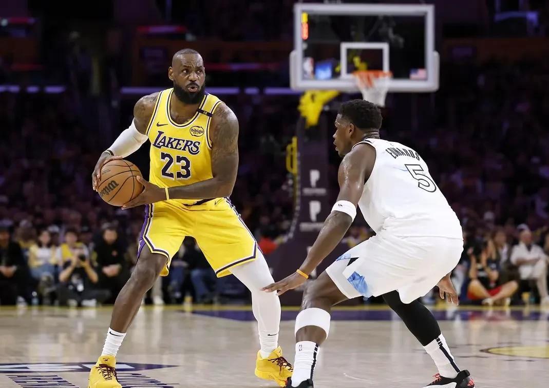 湖人胜出!詹姆斯砍下关键三分领队取胜 湖人胜出!詹姆斯砍下关键三分领队取胜