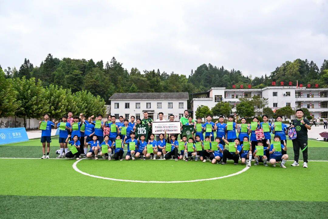 关于沃尔夫斯堡球员团结拼搏，迎来强劲势头的信息